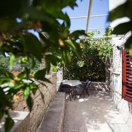 With A Parking Space Pucisca, Brac - 756 Appartement Pucisca