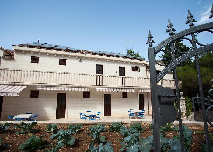 With A Parking Space Pucisca, Brac - 756 Appartement *